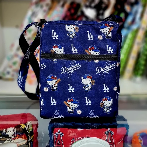 即日発送　 Hello Kitty クロスボディバッグ LA Dodgers 🎀💙 PRESALE Dodgers x Hello Kitty Crossbody Bag – SGA 8/05